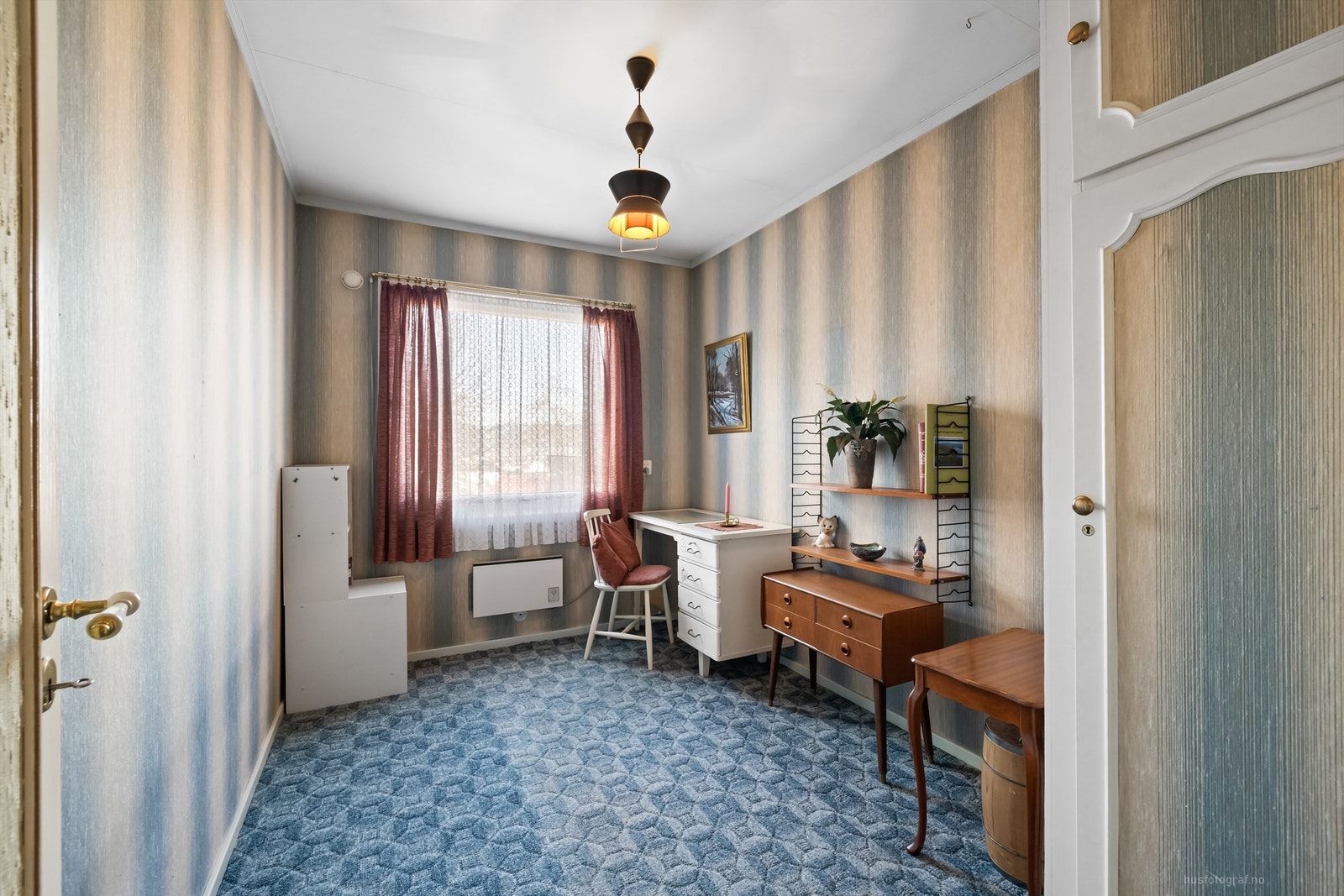Soverom 2 med plassbygget garderobeskap Galleribilde