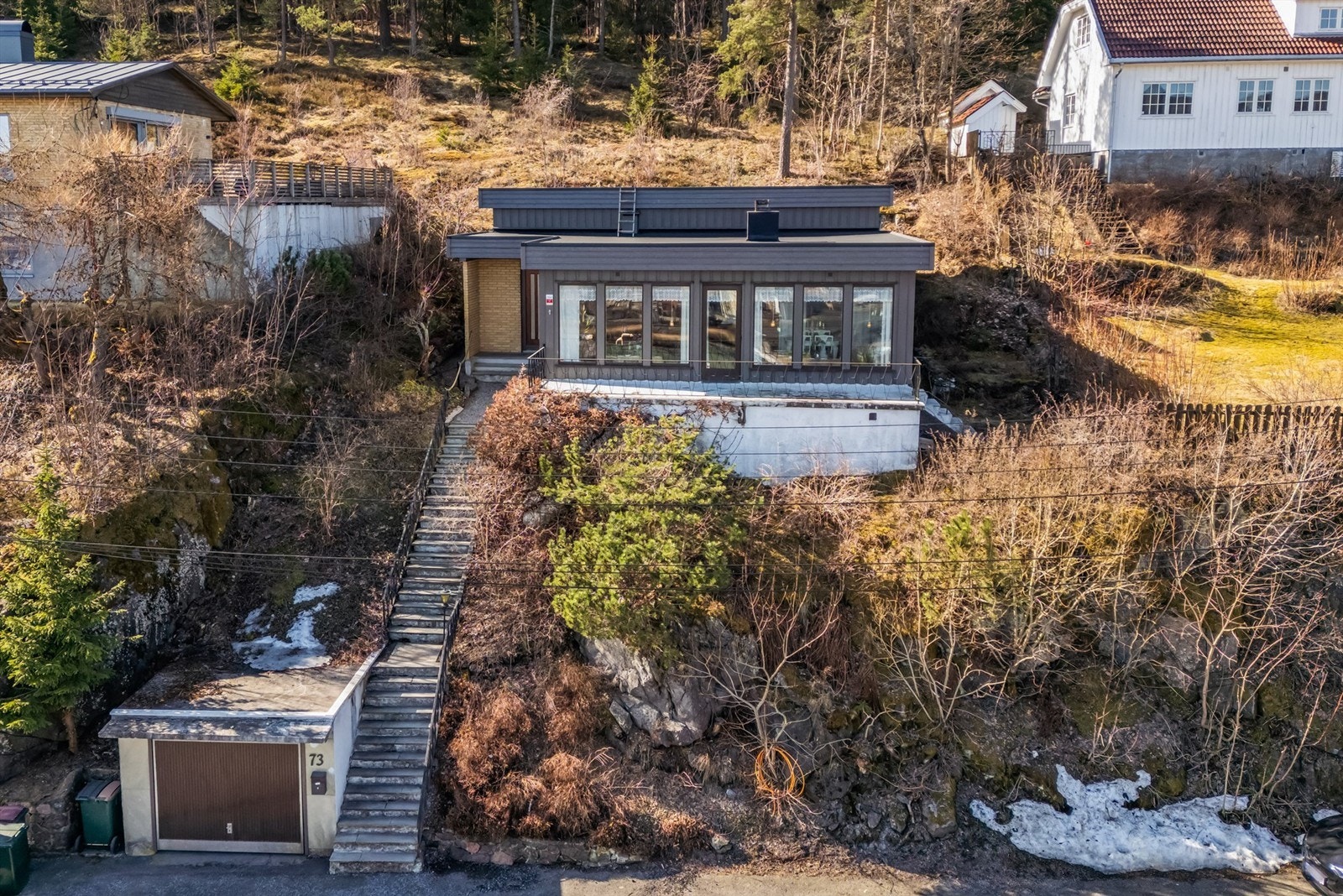 Romslig enebolig med alt på en flate Galleribilde