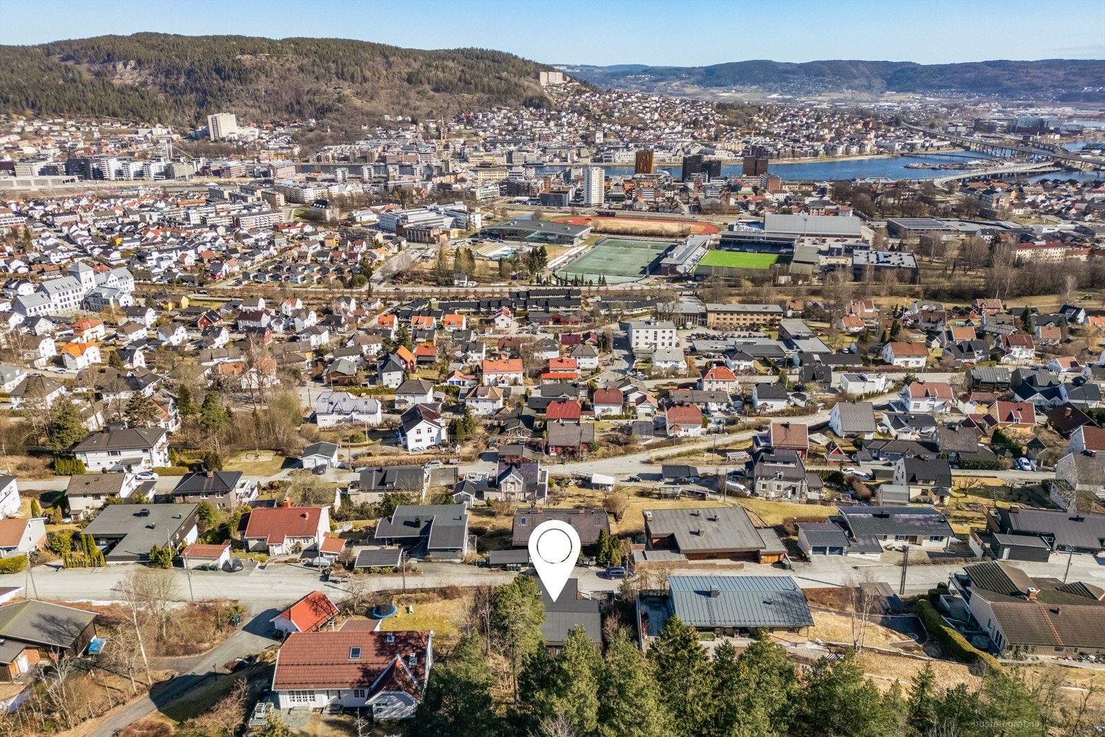 Kort vei til nærbutikk og Marienlyst Idrettspark med idrettshall, fotballbane, friidrettsanlegg, skøytebane og det nye helårs badeanlegget Galleribilde
