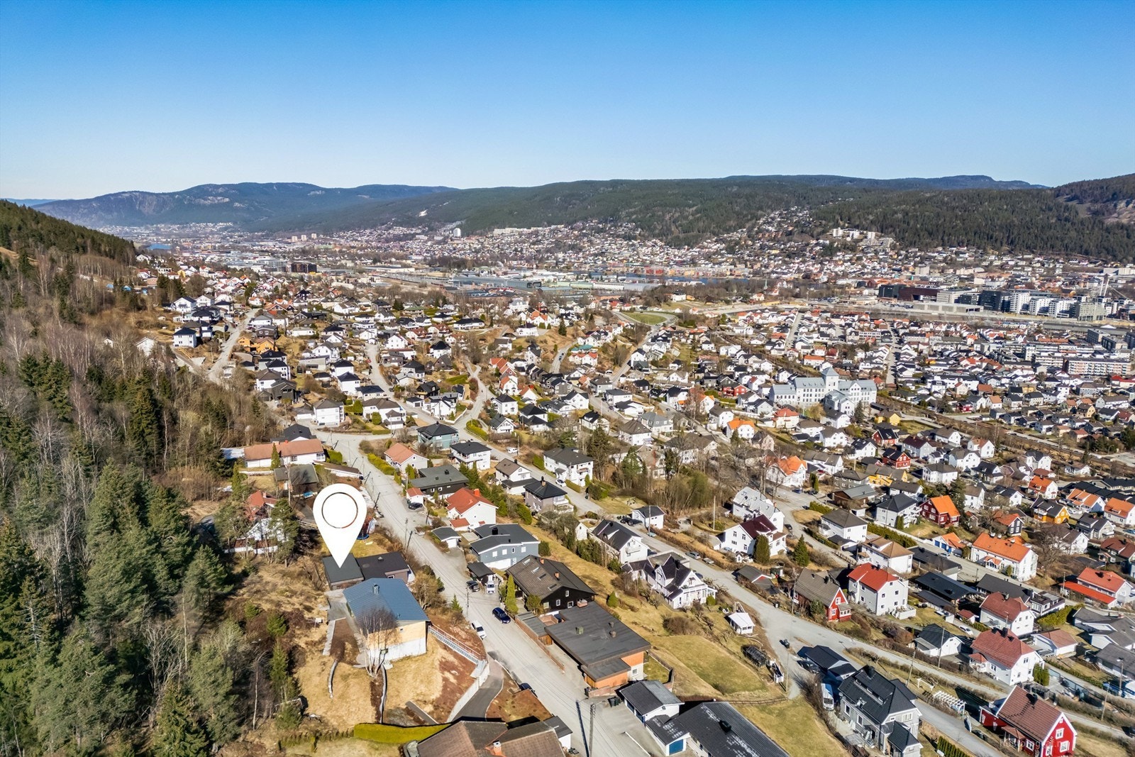 Gangavstand til bussholdeplass langs Styrmoes vei med bussforbindelser mot Drammen sentrum Galleribilde