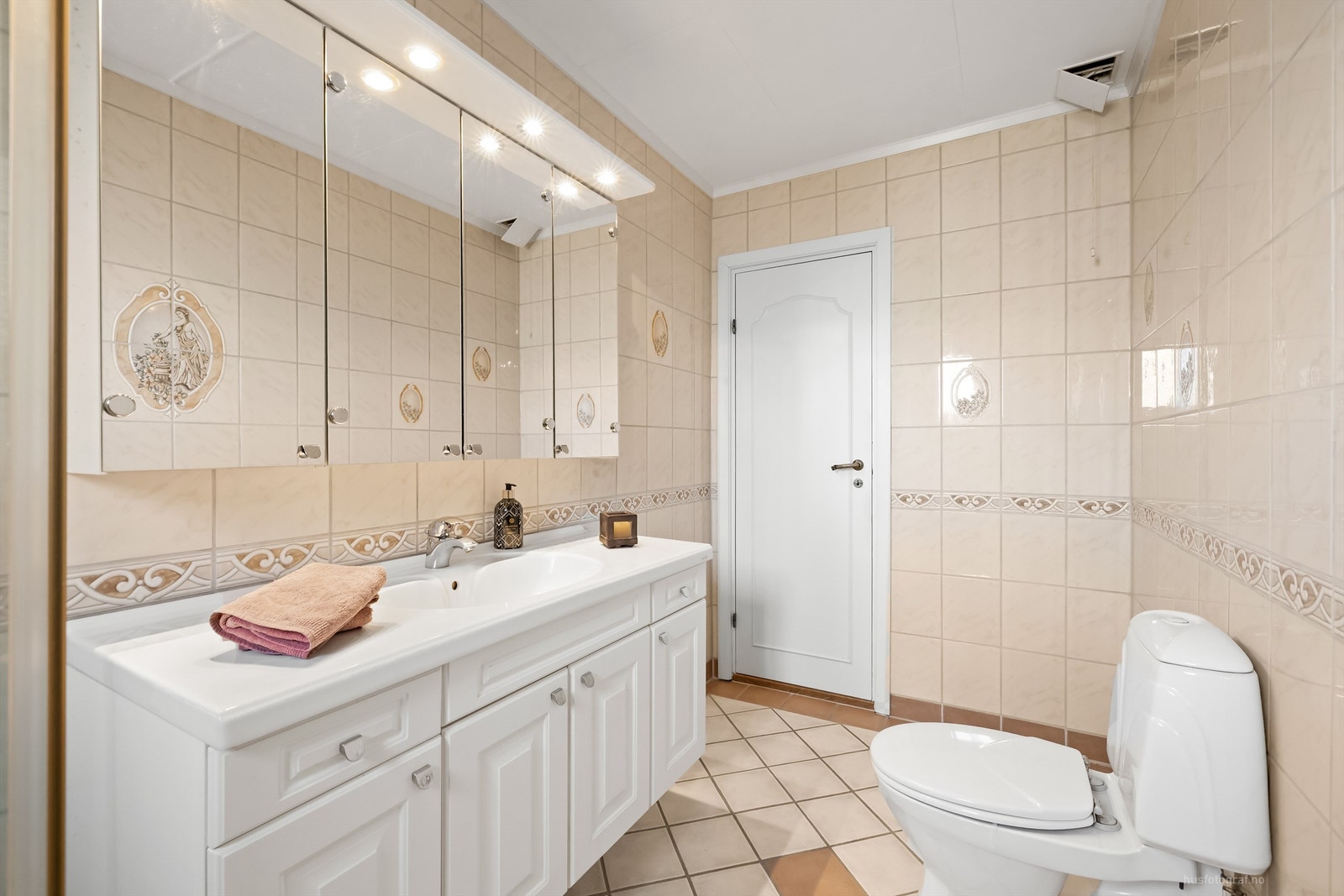 Badet er fra 2002 og har gulvvarme Galleribilde