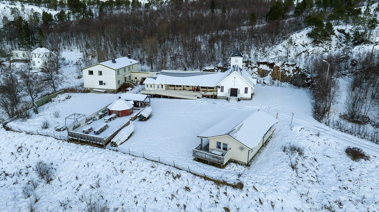 Salget omfatter ikke kapell til høyre og bolig til venstre i bildet Galleribilde