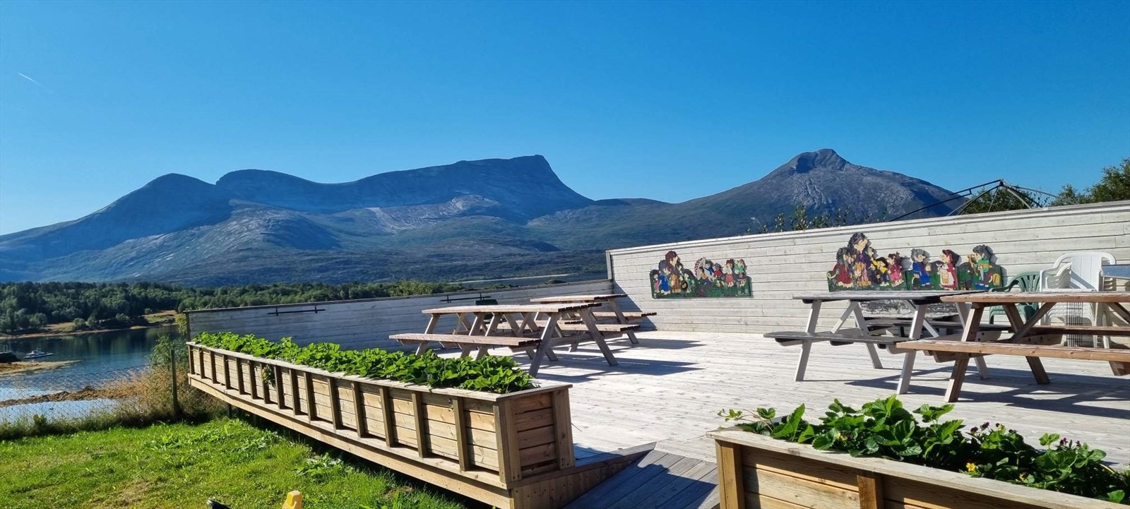 Uteterrasse hvor man har flott utsikt utover landskapet Galleribilde