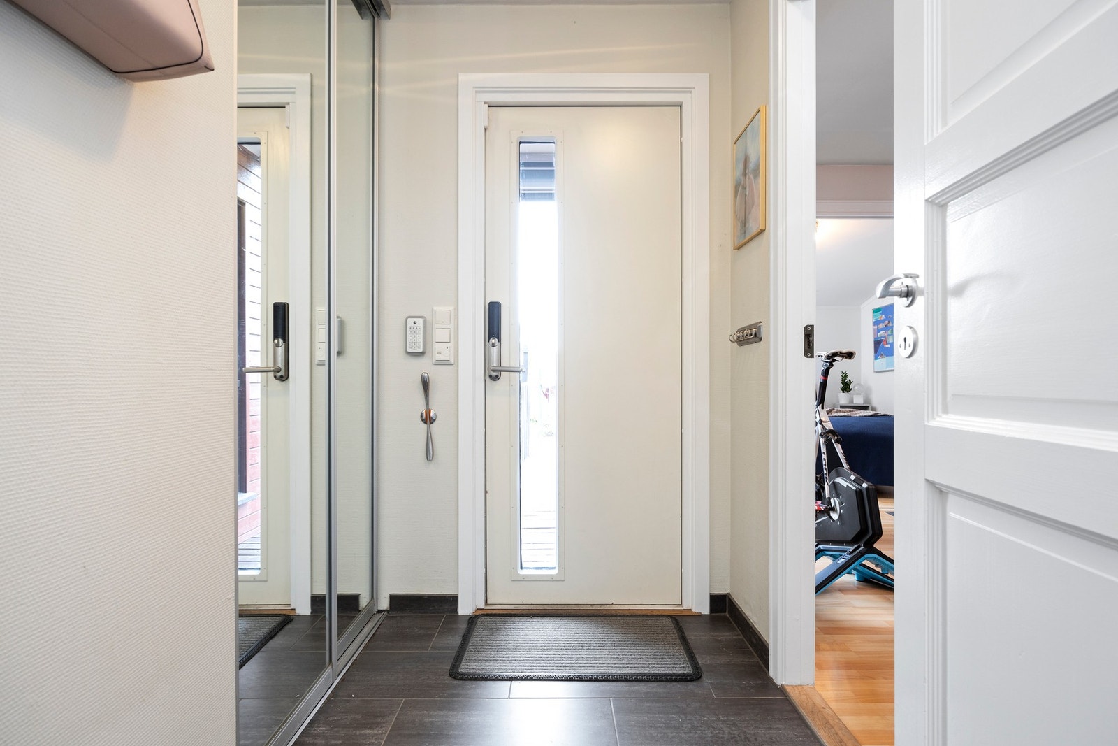 Romslig entré med skyvedørsgarderobe for oppbevaring av yttertøy. Galleribilde