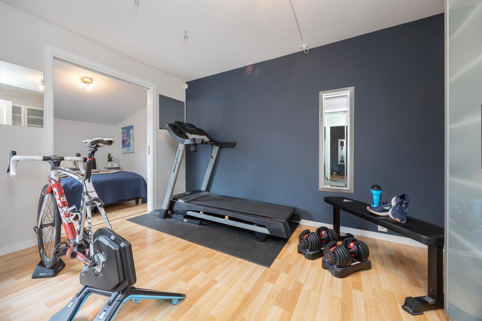 Rommet kan tilpasses ulike behov, og kan fungere som garderobe, kontor eller treningsrom. Galleribilde