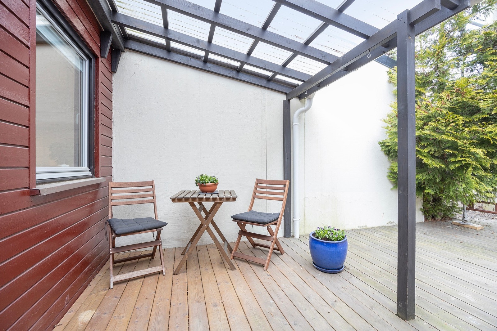 Stor terrasse med god plass til utemøblement og grill. Galleribilde