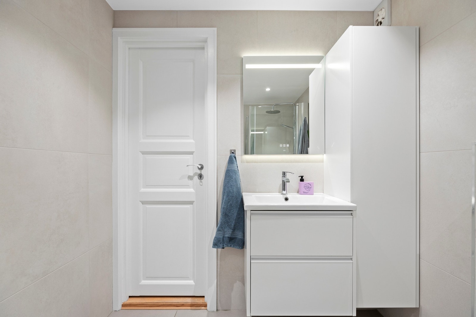 Badet har en praktisk vegghengt servantinnredning med skuffer for god oppbevaring. Galleribilde
