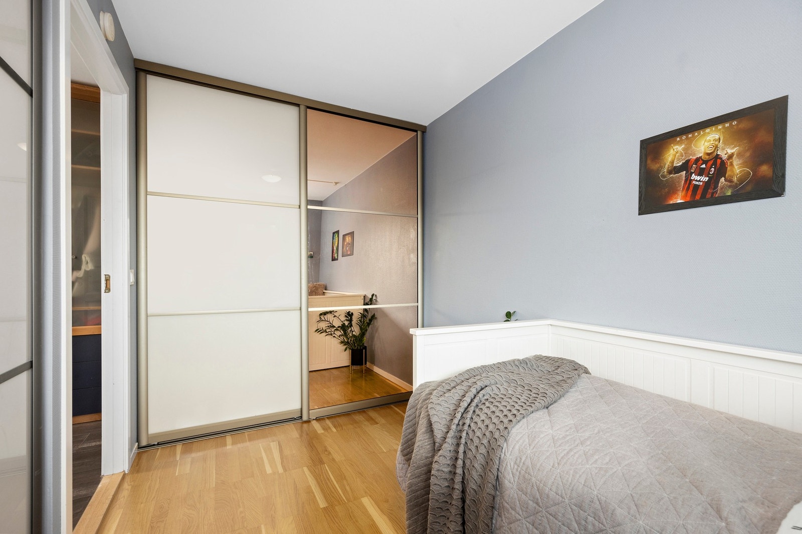 Rommet er innredet med en elegant skyvedørsgarderobe som både sparer plass og gir praktisk oppbevaring. Galleribilde