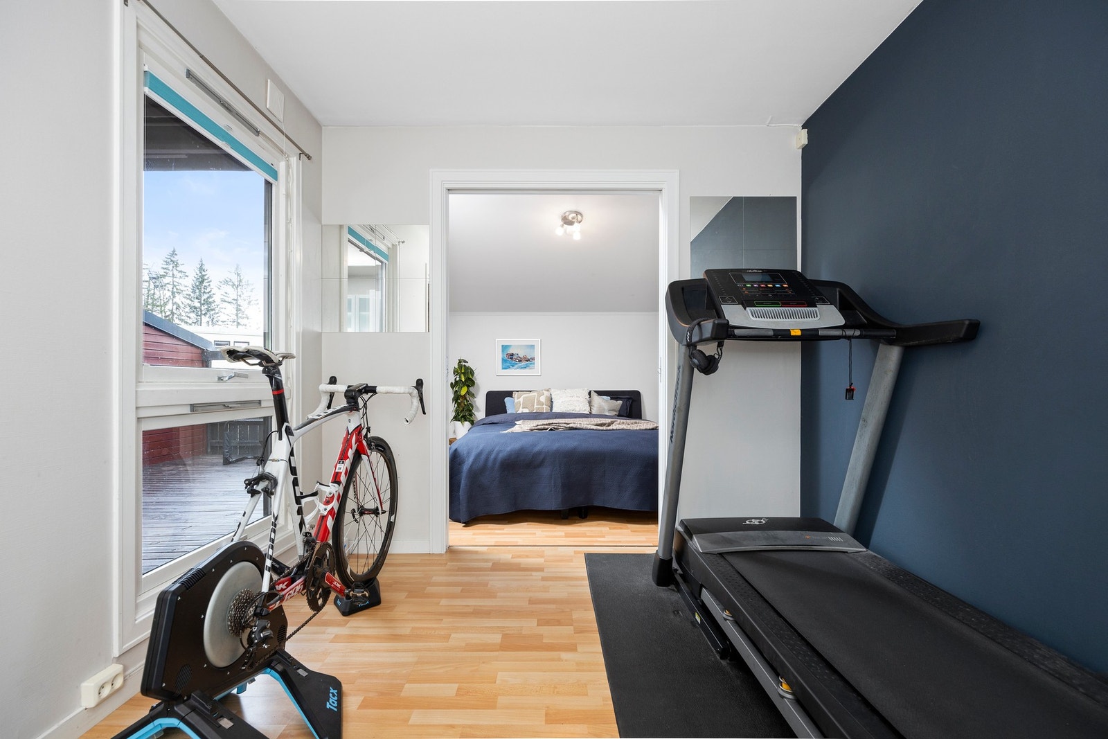 Praktisk treningsrom med adkomst via skyvedører fra hovedsoverom. Galleribilde