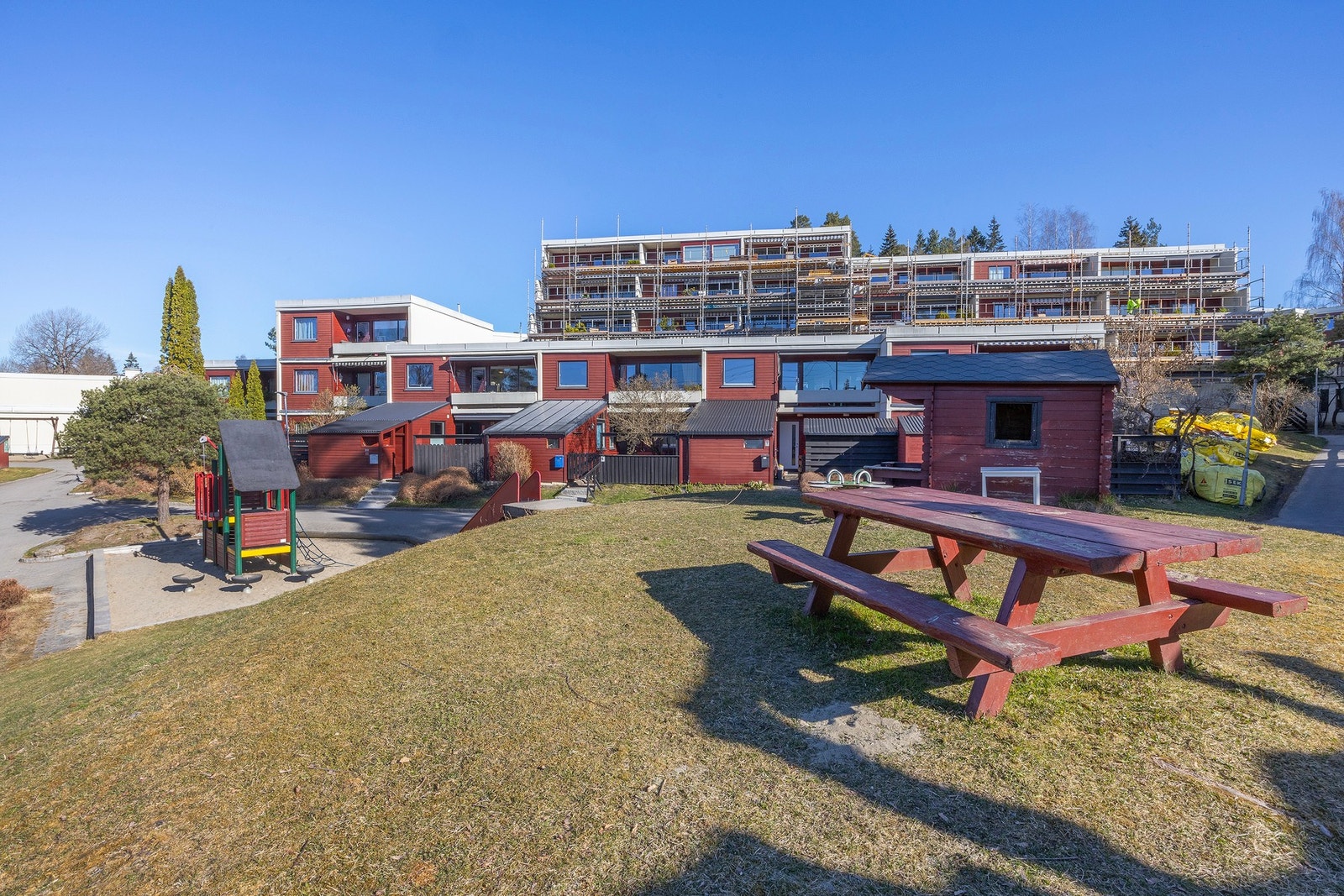 Uteområde med lekeplass. Galleribilde