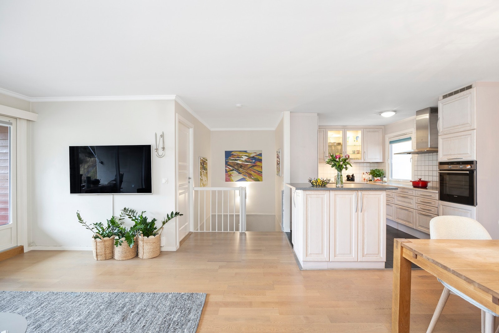 Stuen er romslig og gir god plass til møblering etter egne ønsker og behov. Galleribilde