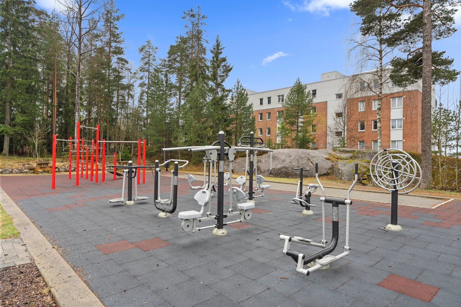 Velutstyrt utegym i grønne omgivelser - et sosialt og tilgjengelig treningsalternativ rett utenfor døren. Galleribilde
