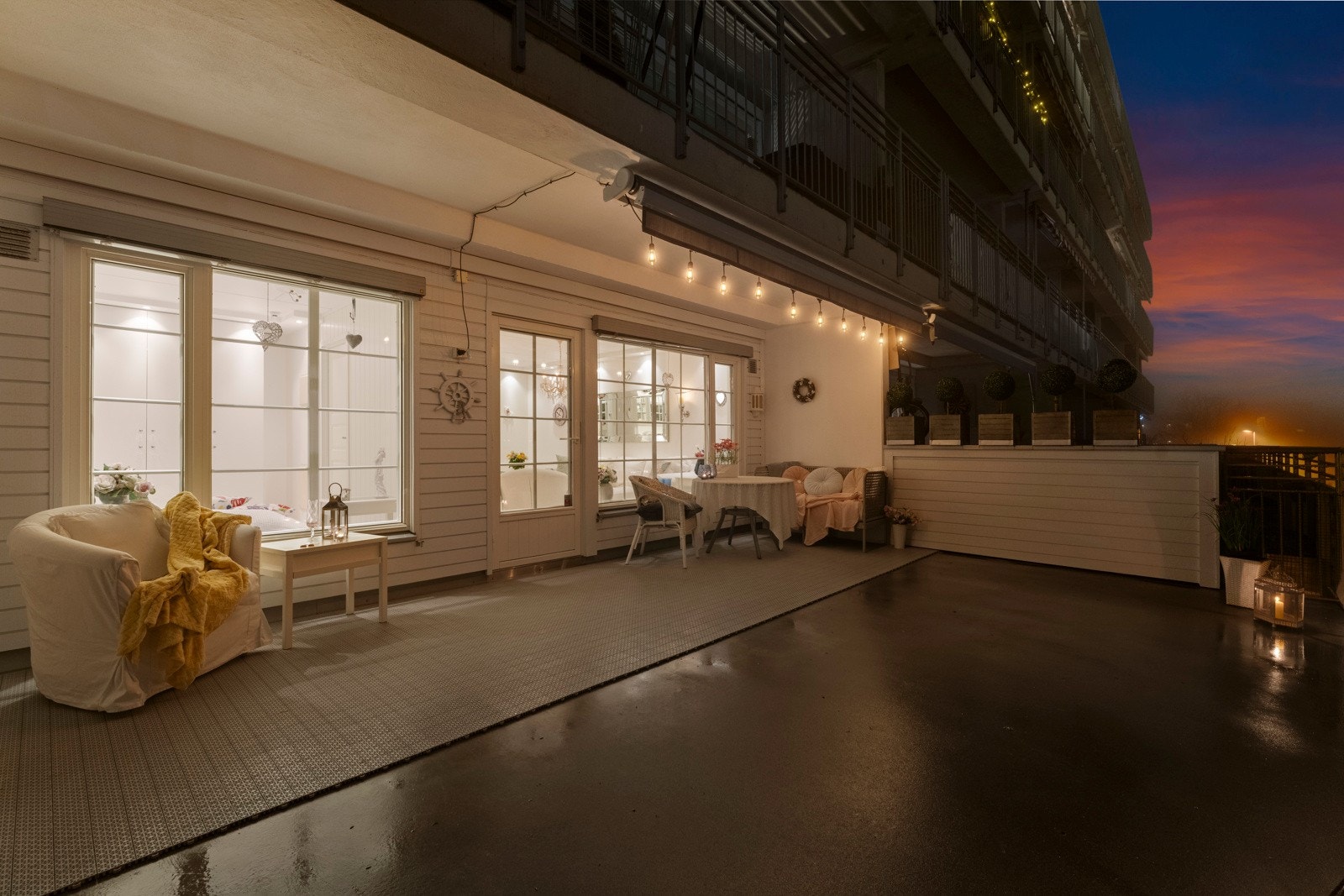 Stemningsfull terrasse på kveldstid - et lunt og innbydende uteområde perfekt for rolige kvelder og hyggelige sammenkomster. Galleribilde