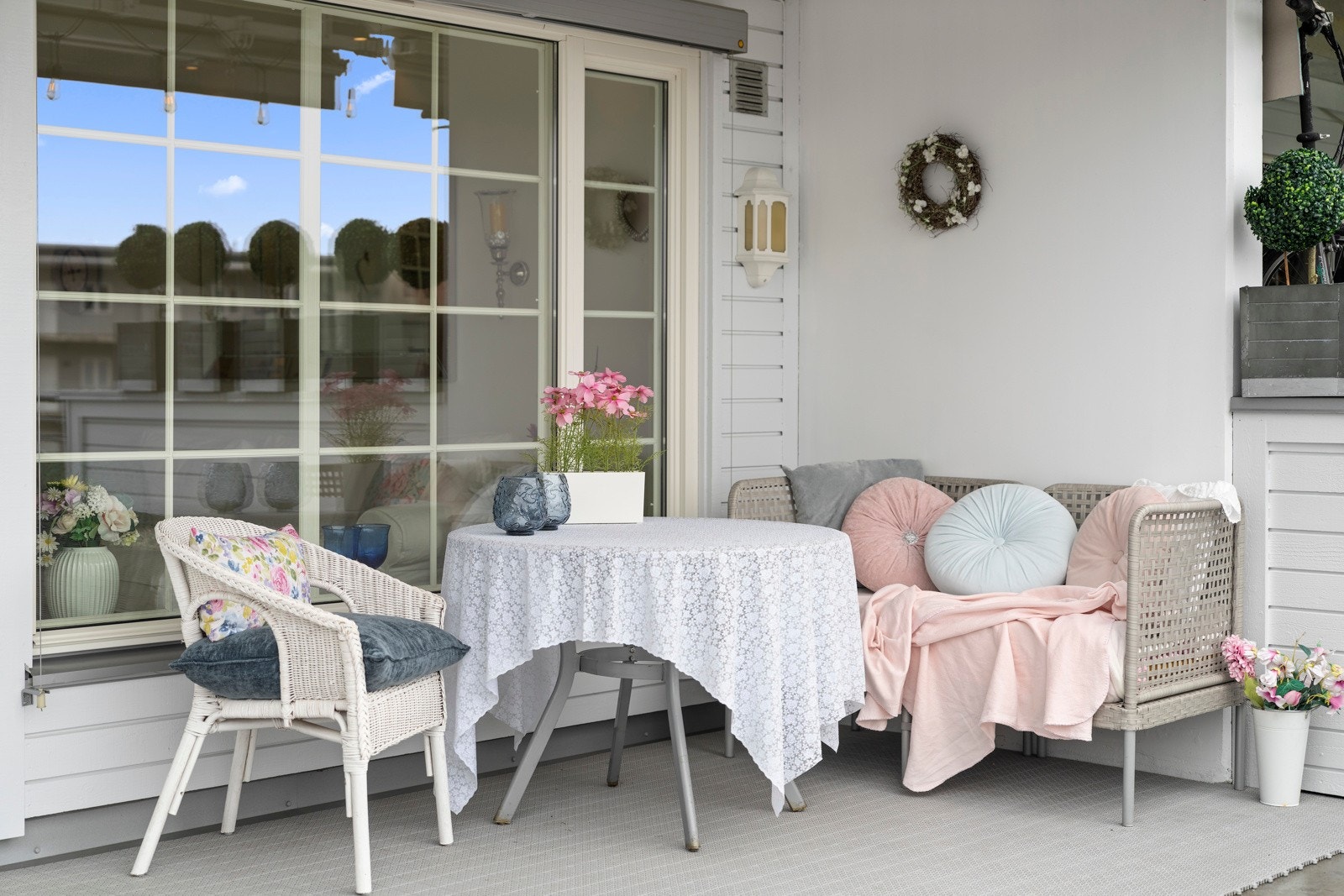 Her er det rikelig med plass til både spisegruppe, lounge og grønne innslag. En perfekt forlengelse av boligen gjennom store deler av året. Galleribilde