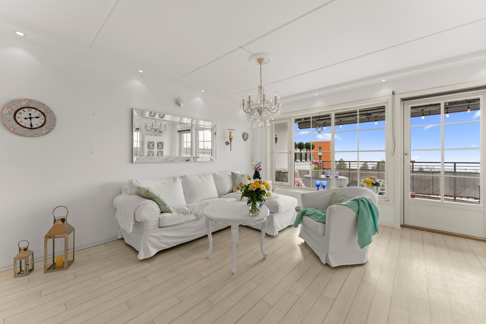 Dagligstue, TV-stue, spisestue... uansett fornavn er stuen et rom for avkobling og hygge. Alene eller i selskap med familie og venner. En invitasjon til gode opplevelser. Galleribilde