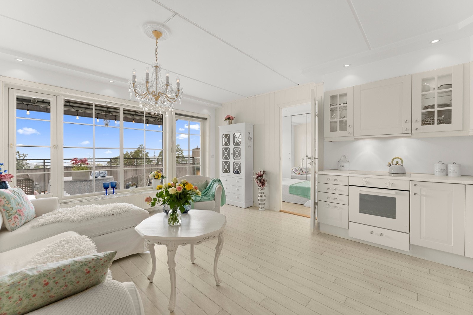 Utgang fra stuen til vestvendt terrasse på hele 34 m² med nydelig utsikt mot Bunnefjorden - et fantastisk uterom som byr på sol fra tidlig ettermiddag til kveld. Galleribilde