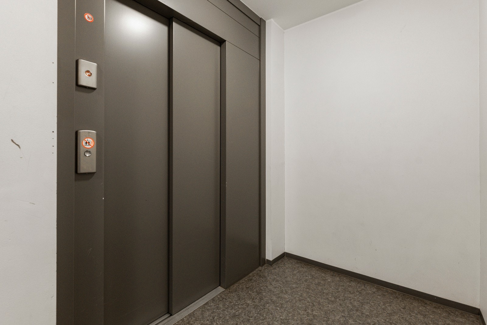 Heis i bygget tar deg tørrskodd ned til både bod og biloppstillingsplass - praktisk og komfortabelt i hverdagen. Galleribilde