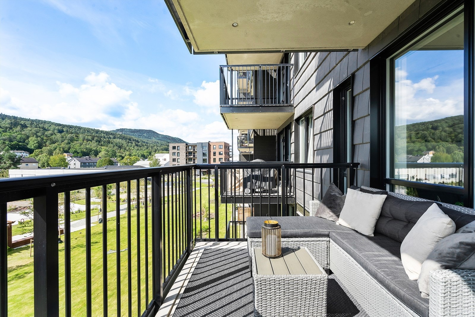 Lun og hyggelig balkong med rom for utemøblement og grill. Galleribilde