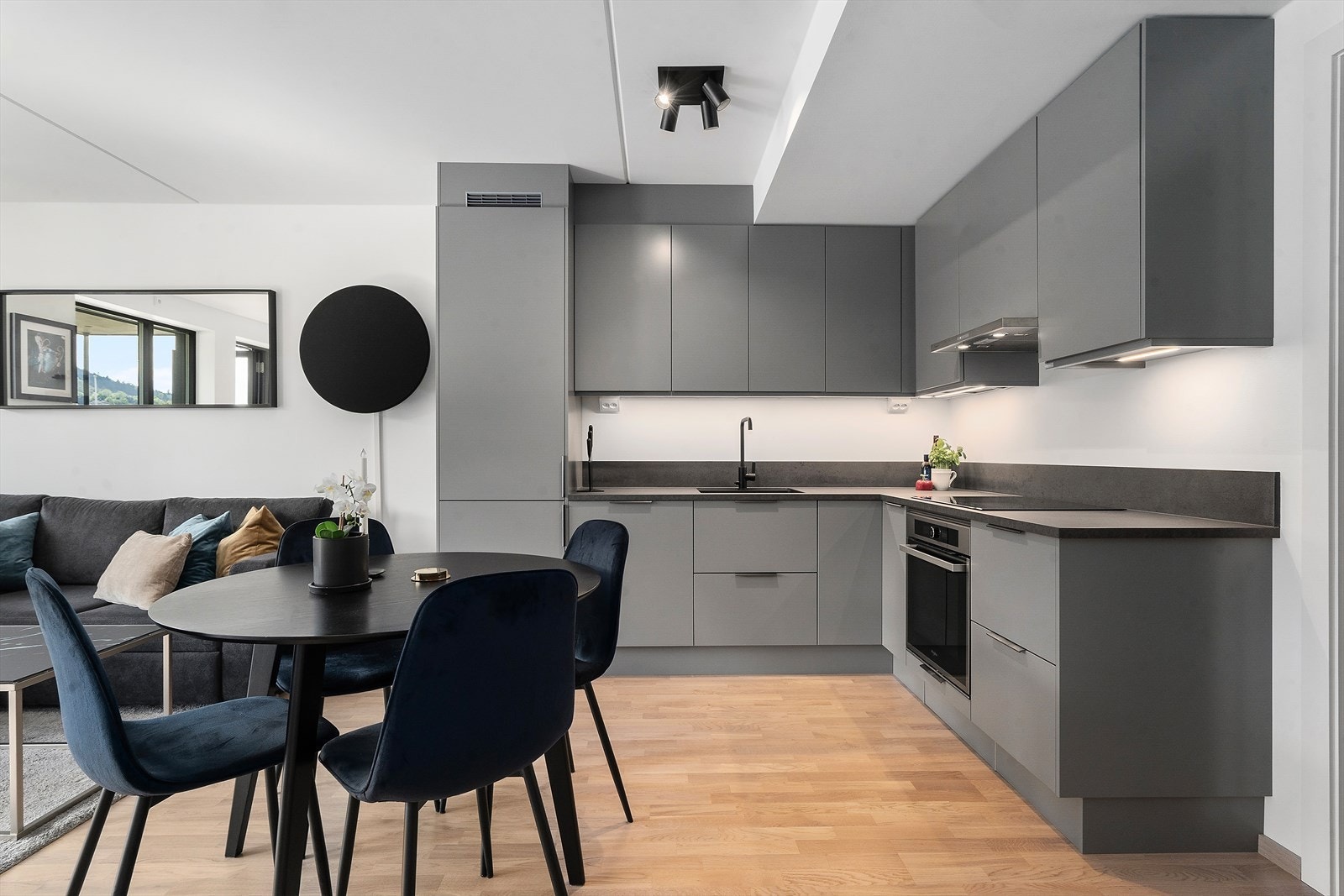 Kjøkkenet er utstyrt med integrerte hvitevarer av høy kvalitet som kjøl/fryseskap, stekeovn med platetopp, oppvaskmaskin og avtrekksvifte. Galleribilde