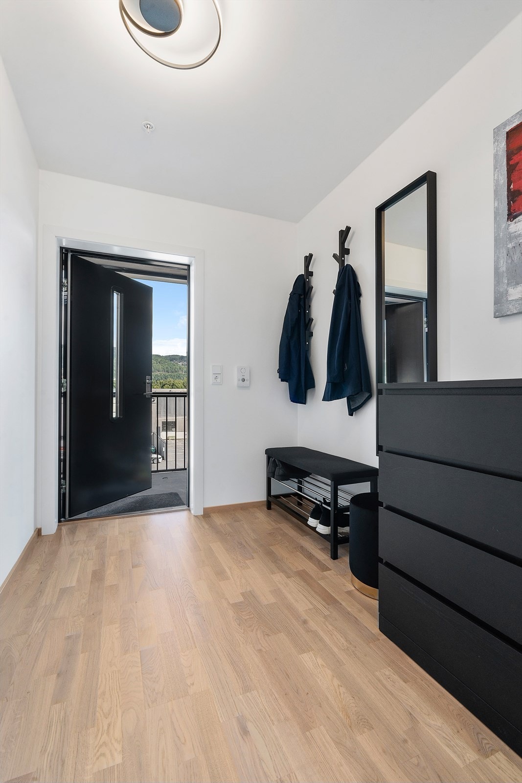 Velkommen inn til en lys og fin entré med mulighet for oppheng av yttertøy, samt sette ifra seg sko i sko hylle. Galleribilde