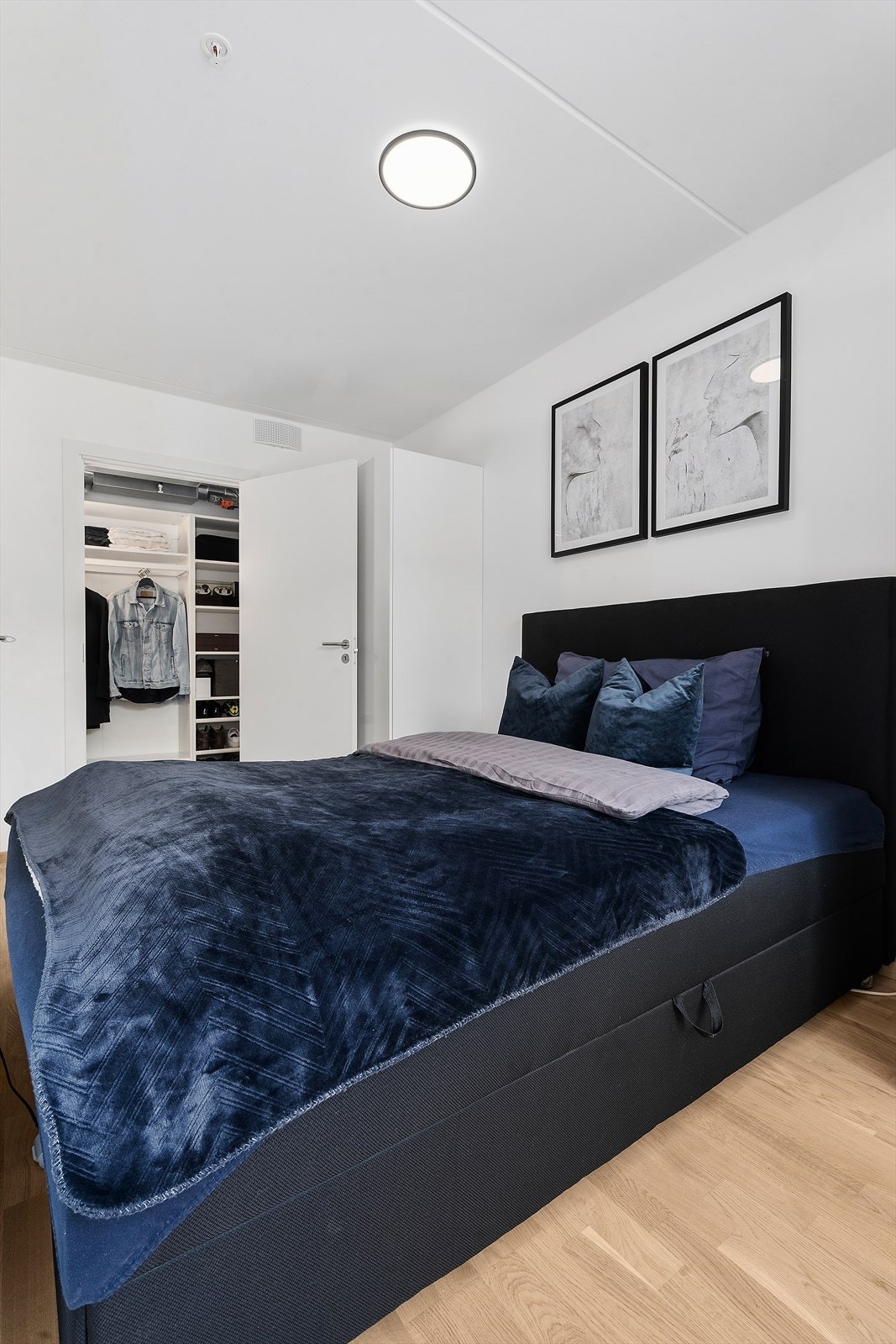 I tilknytning til soverommet ligger en bod som i dag brukes som walk-in closet. Galleribilde
