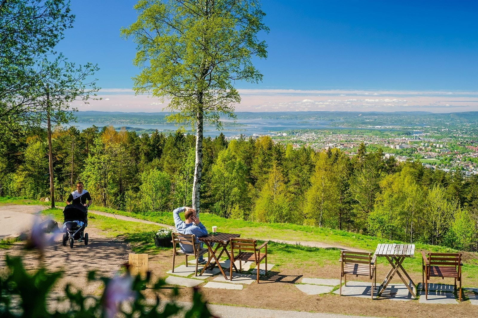Nyt en av de beste utsiktene over byen på herlige Grefsenkollen. Her er det flotte turmuligheter og en hyggelig restaurant Galleribilde