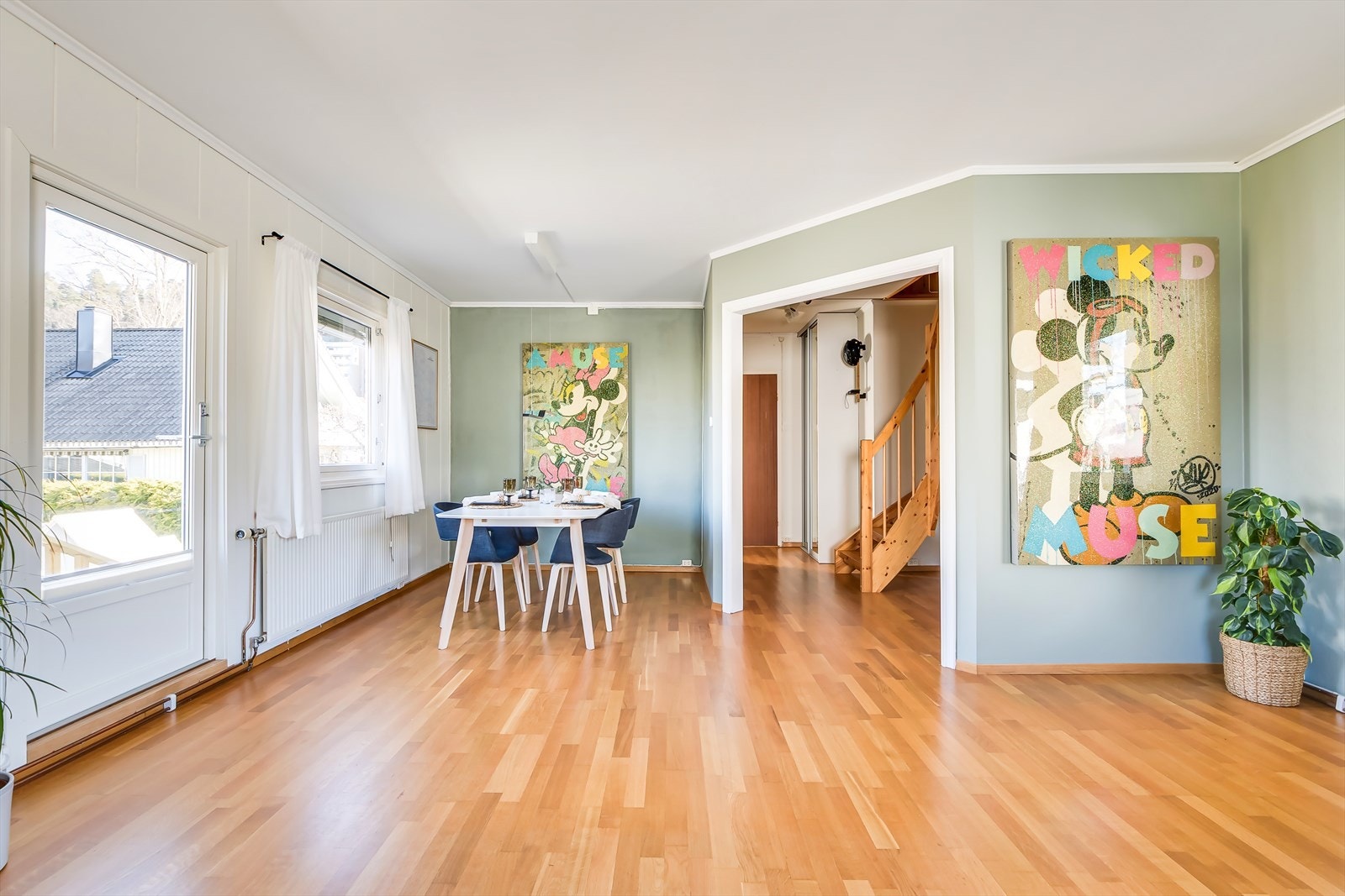 Det er god plass til sofagruppe, spisebord og tilhørende møblement Galleribilde