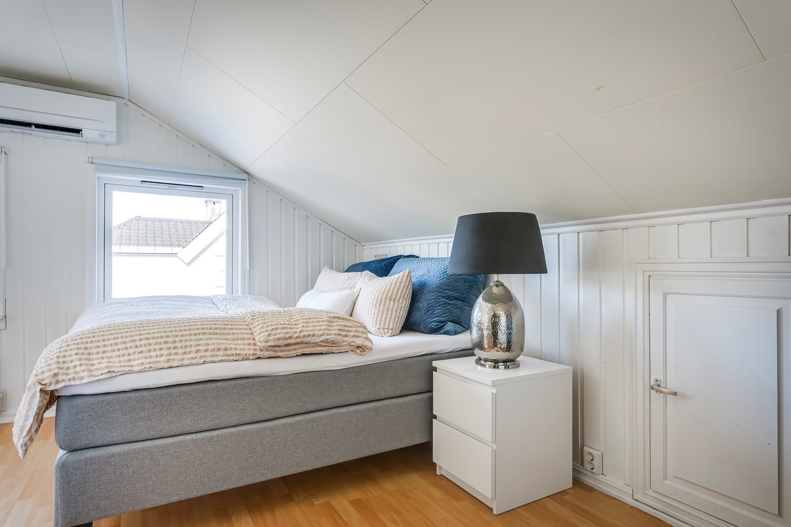 Det er lagringsplass i kneloft Galleribilde