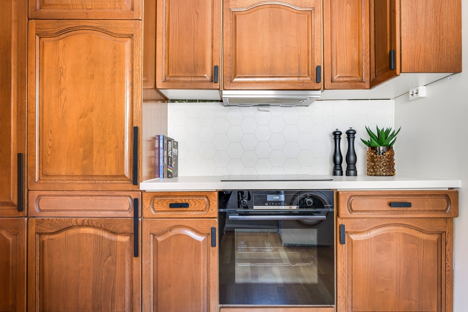 Kjøkkenet er godt utnyttet med rikelig skap- og benkeplass, for både matlagning og oppbevaring Galleribilde