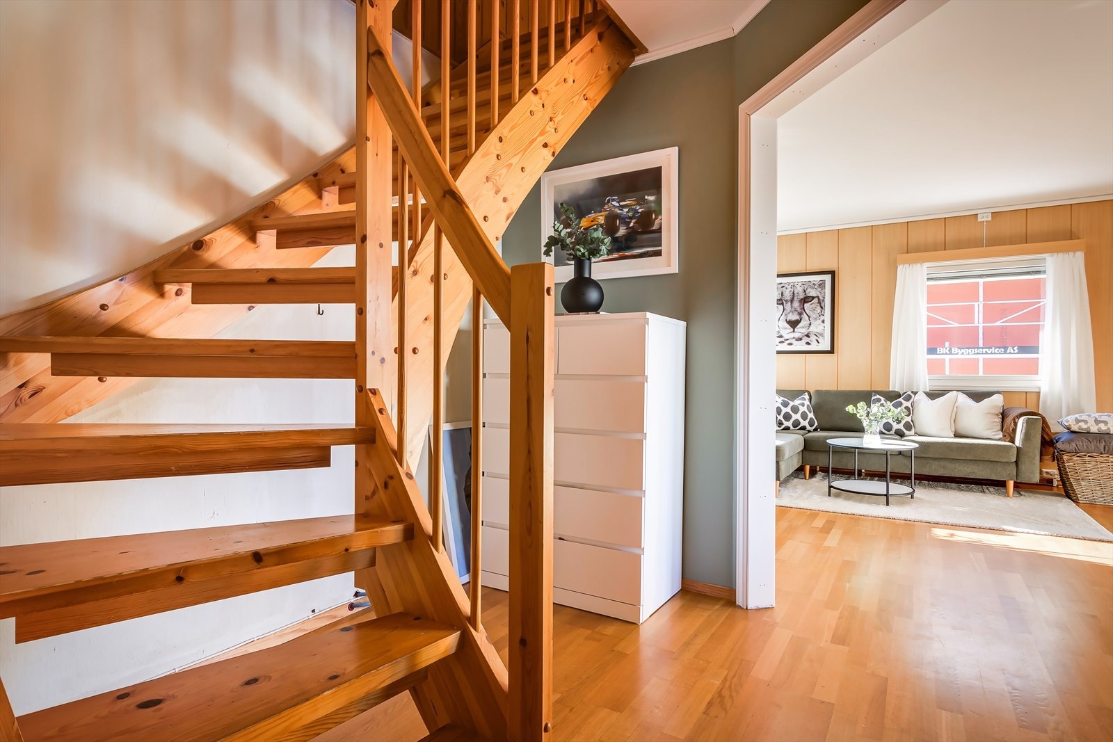 Romslig mellomgang med plass til oppbevaring under trappen Galleribilde