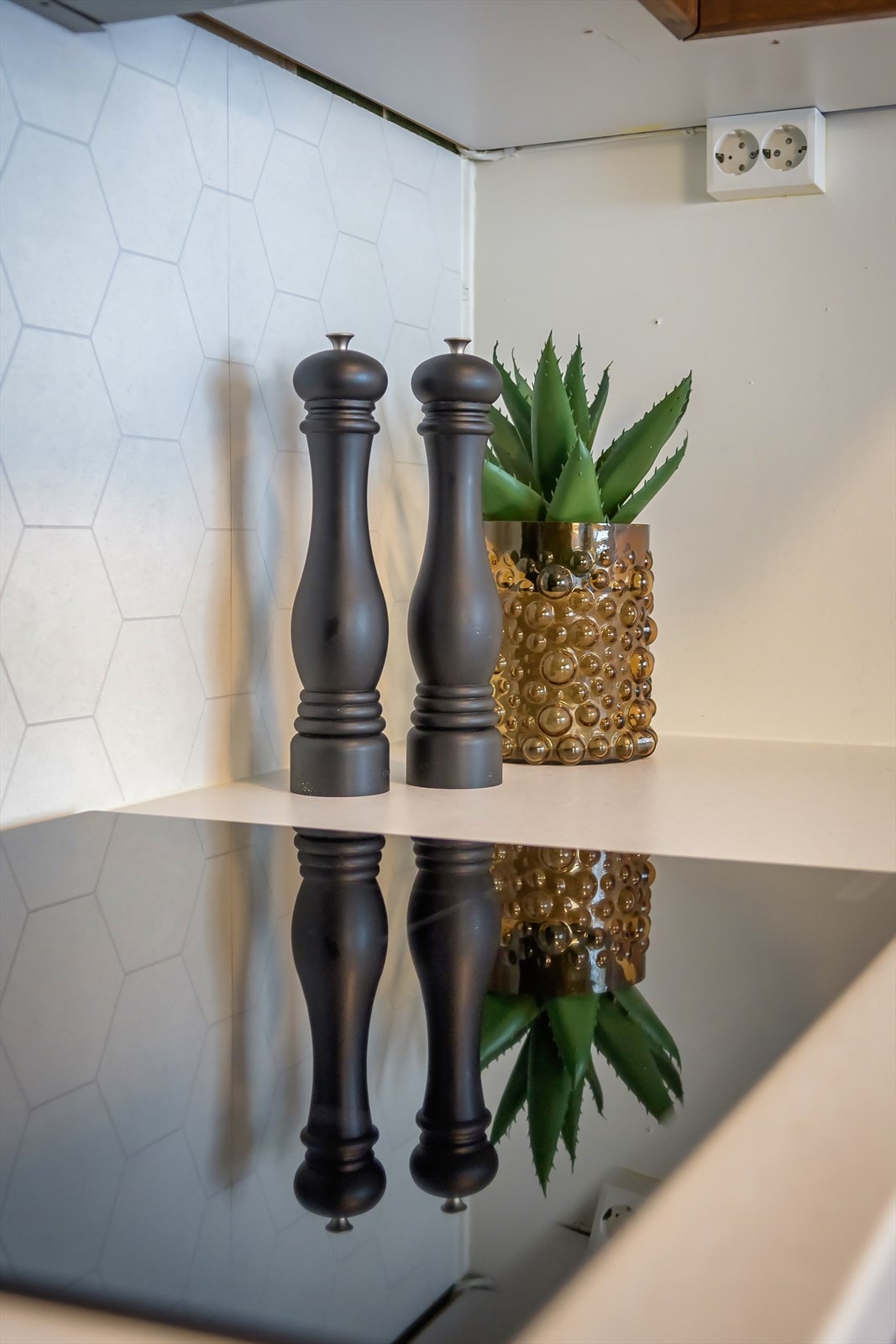 Kjøkkeninnredningen består av profilerte trefronter, laminat benkeplater, integrert koketopp, stekeovn, oppvaskmaskin og kjøleskap Galleribilde