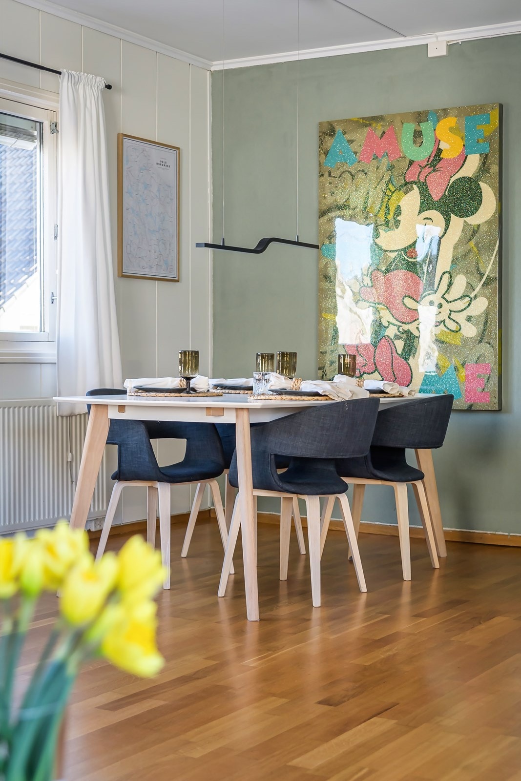 Fra stuen er det utgang til koselig veranda målt til 2 m², og utgang til trapp ned til hagen Galleribilde