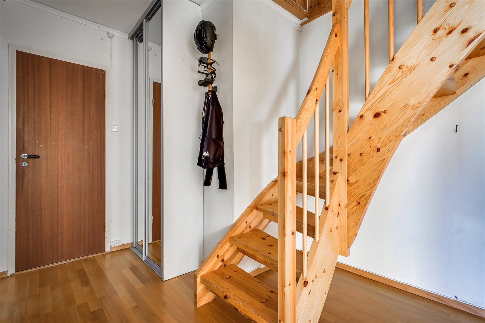 Plass til oppbevaring av sko og yttertøy i skyvedørsgarderobe i speil Galleribilde