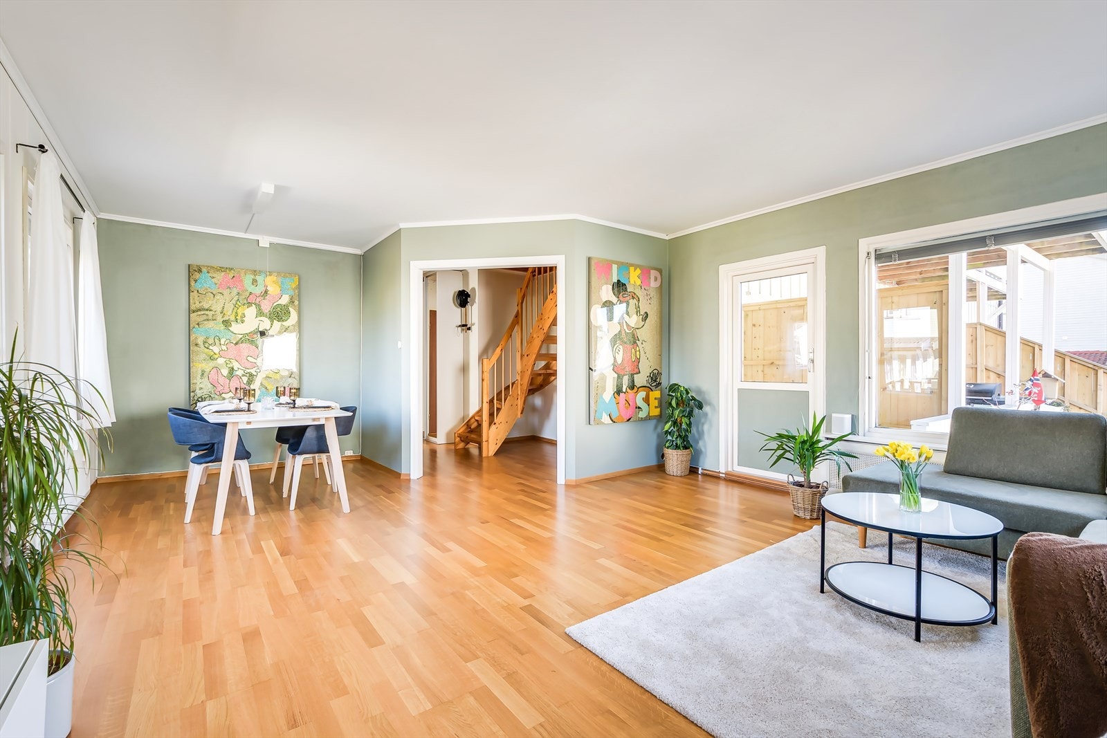 Leiligheten er i småhus og strekker seg over 3 plan, med garasje i kjeller, hoveddel med stue, kjøkken og bad, og loftsetasje med innredet soverom Galleribilde