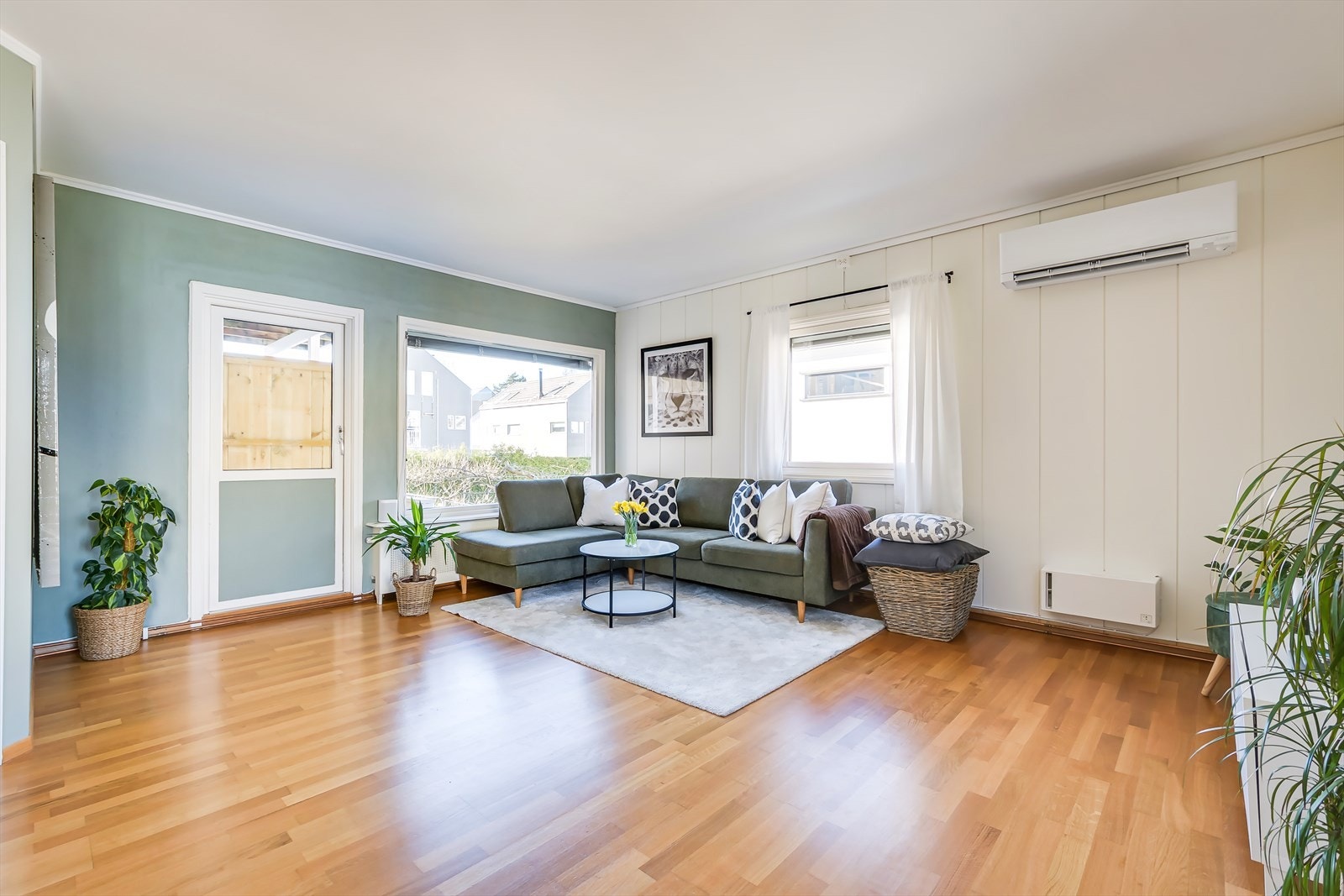 Stuen har store vindusflater som slipper inn rikelig med lys og som gir den gode atmosfæren Galleribilde