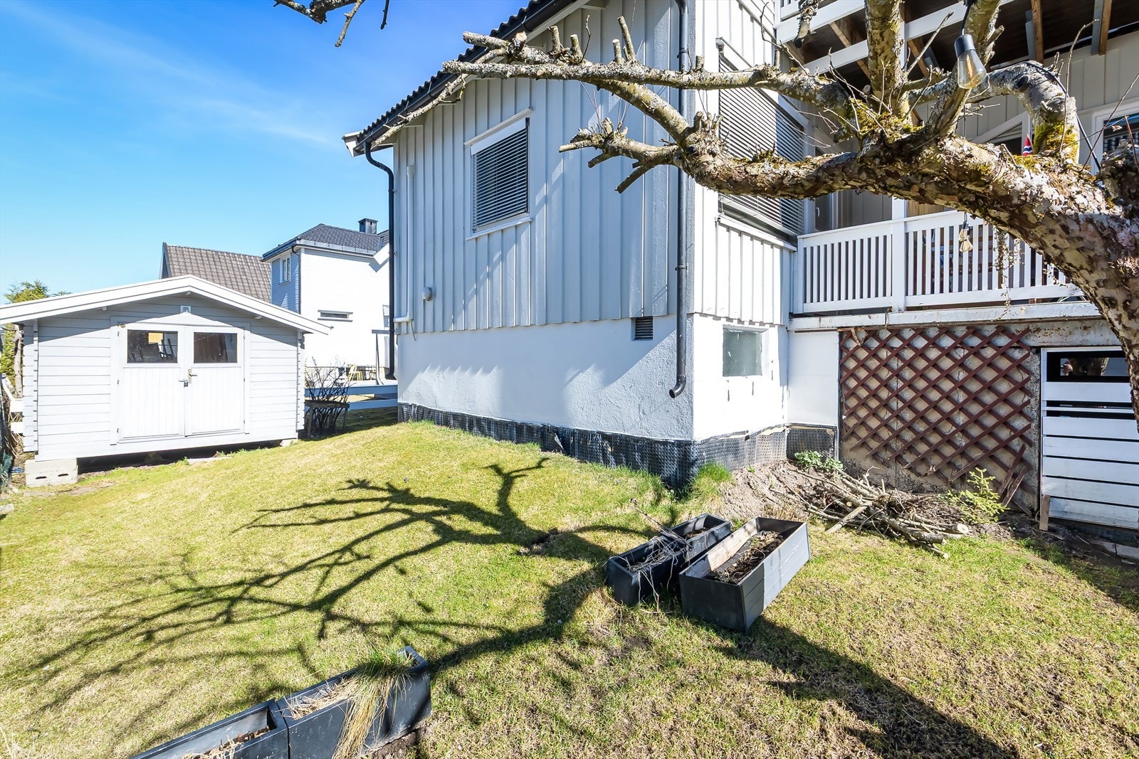 Hagen er fellesareal, hvor seksjonen har ekslusiv bruksrett til en del av denne (kart i vedtekter, vedlagt i salgsoppgaven) Galleribilde