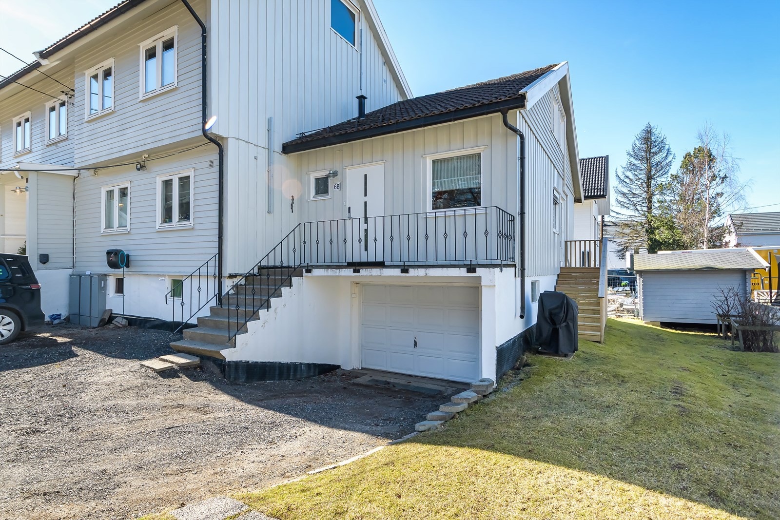 Praktisk garasje med rikelig av plass innvendig og i tillegg god plass til vask av bil foran garasjen. Galleribilde