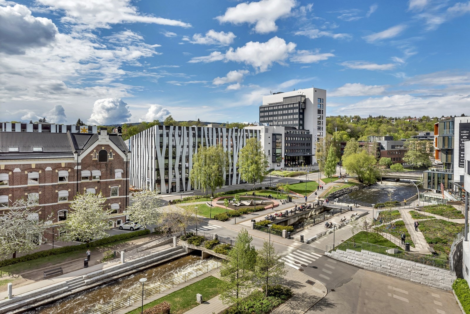 En kort spasertur unna boligen finner du vakre Nydalen med badeplass, spisesteder og flere spennende butikker Galleribilde