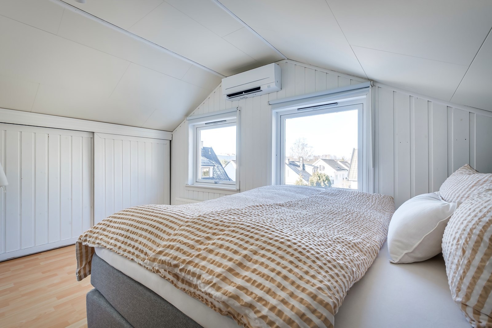 Hyggelig loftetasje innredet som soverom Galleribilde