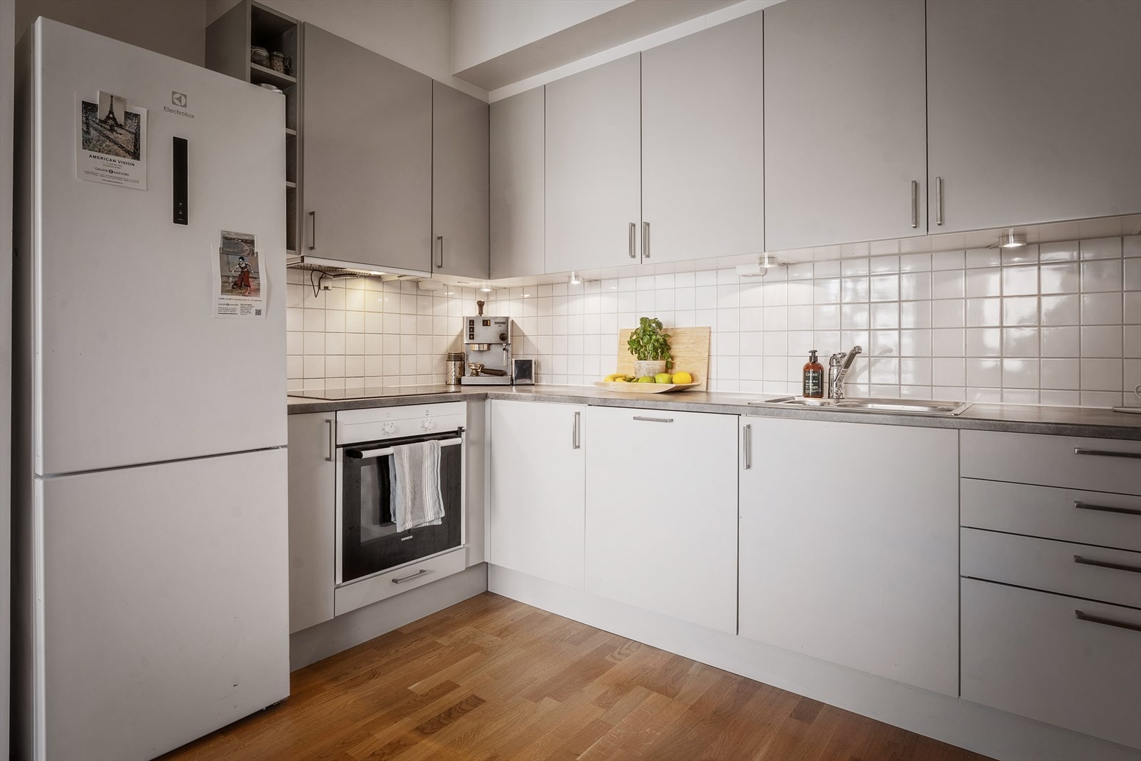 Kjøkkenet er utstyrt med integrerte hvitevarer som platetopp, stekeovn, oppvaskmaskin og nisje for kjøle-/fryseskap. Galleribilde