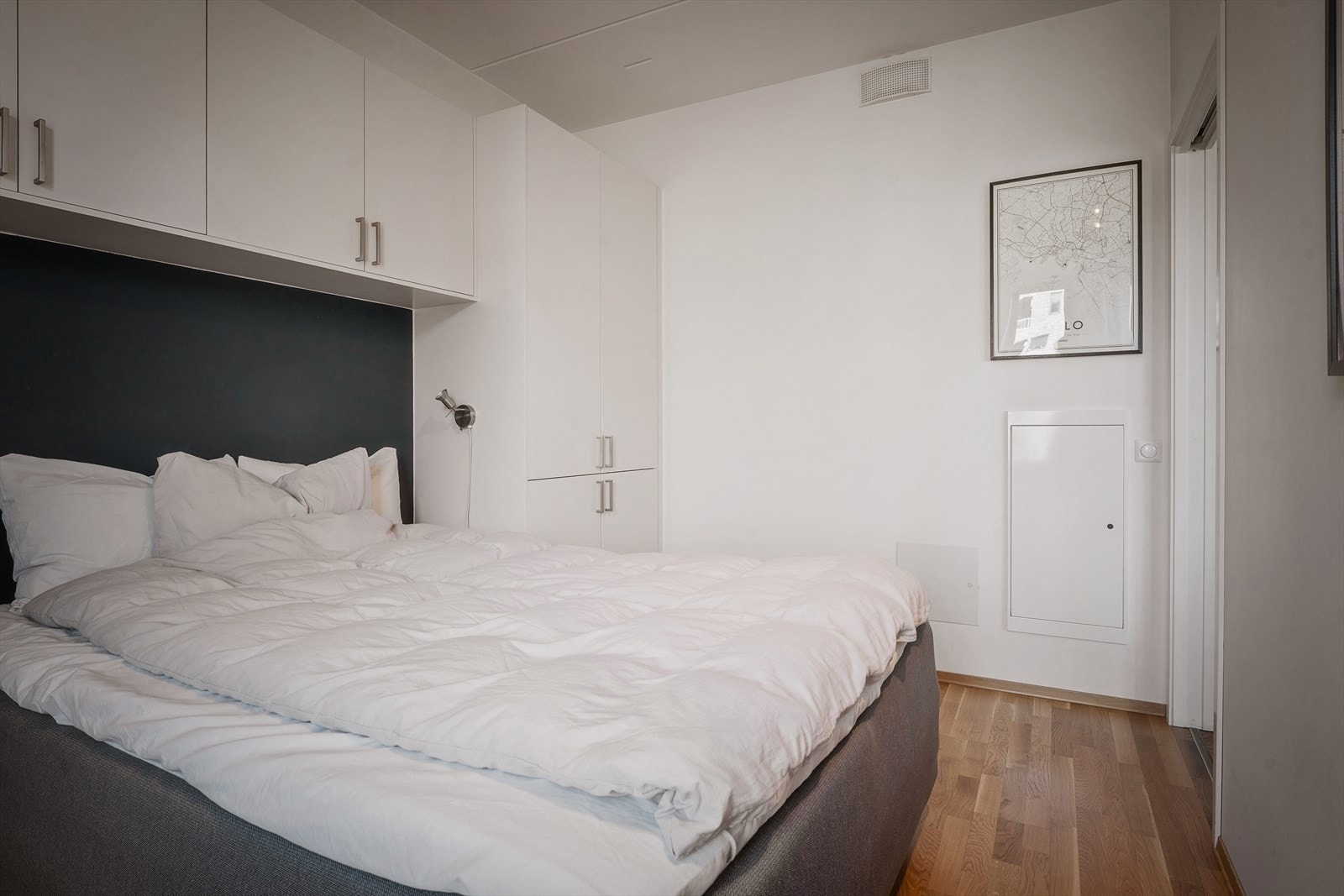 Det er godt med skapplass i medfølgende plassbygde garderobeskap. Galleribilde