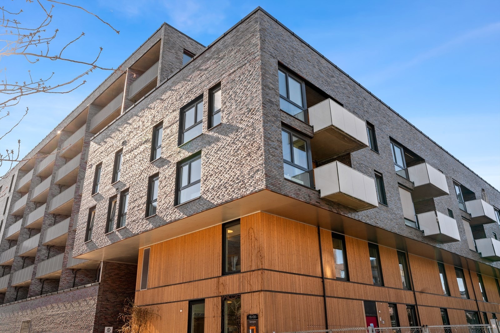 Kombinasjonen av nærheten til sjøen, den lune stemningen og solrike vestsiden har gjort Sørenga til et populært område. Galleribilde