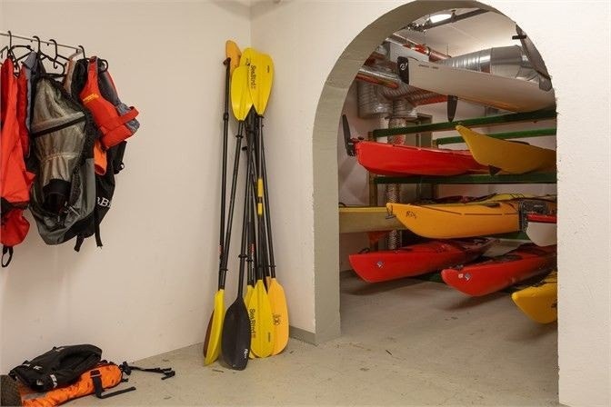 Sameiet har sykkelgarasje, tilgang til felles utleiekajakker og en robåt. Det er også nærbutikk og barnehage i bygget. (Bildet er fra nabosameiet og er ment som en illustrasjon). Det er også mulighet til å leie plass til egen kajakk. Galleribilde