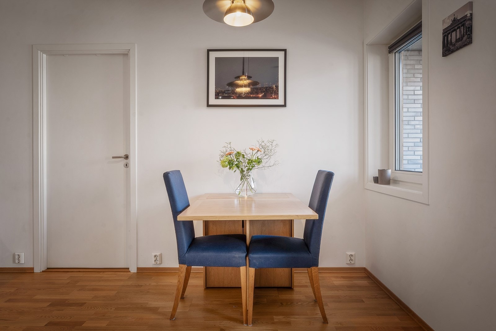 Stuen og kjøkkenet ligger i en åpen og sosial løsning og rommet har flere innredningsmuligheter. Rommet har store vindusflater som slipper godt inn med naturlig lys og flott sjøutsyn. Galleribilde