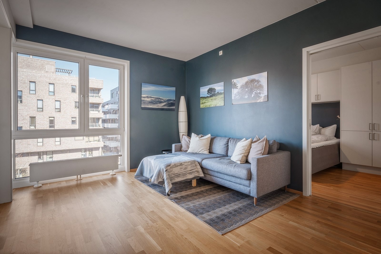 Leiligheten ligger i et moderne bygg fra 2013 og byr på kvaliteter som en stor nordvestvendt balkong på 9 kvm med sjøutsyn, heis og god standard. Galleribilde