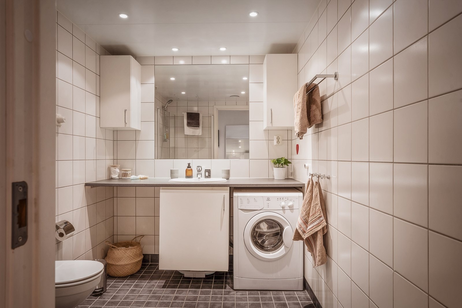 Flislagt bad med behagelig gulvvarme og himling med innfelte downlights med dimmer. Galleribilde