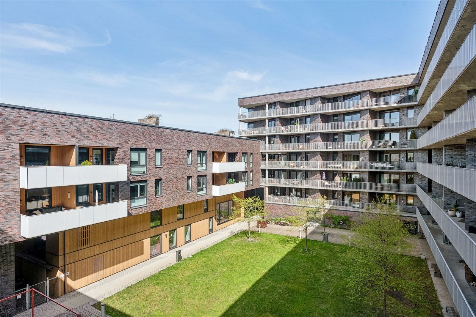 Flott og frodig bakgård. Galleribilde