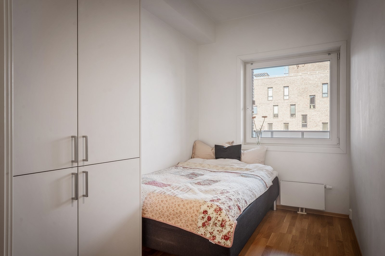 Soverom nummer to egner seg utmerket som barnerom, gjesterom eller kontor - alt etter behov. Galleribilde