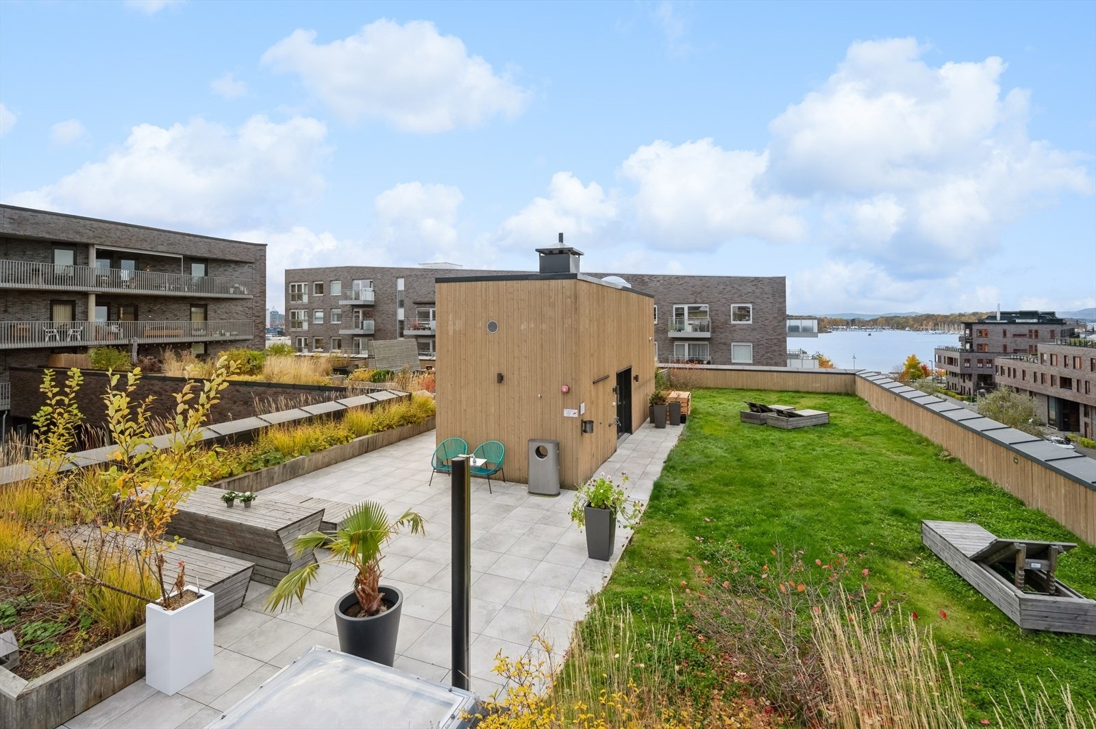 Fantastisk takterrasse på toppen av bygget. Galleribilde