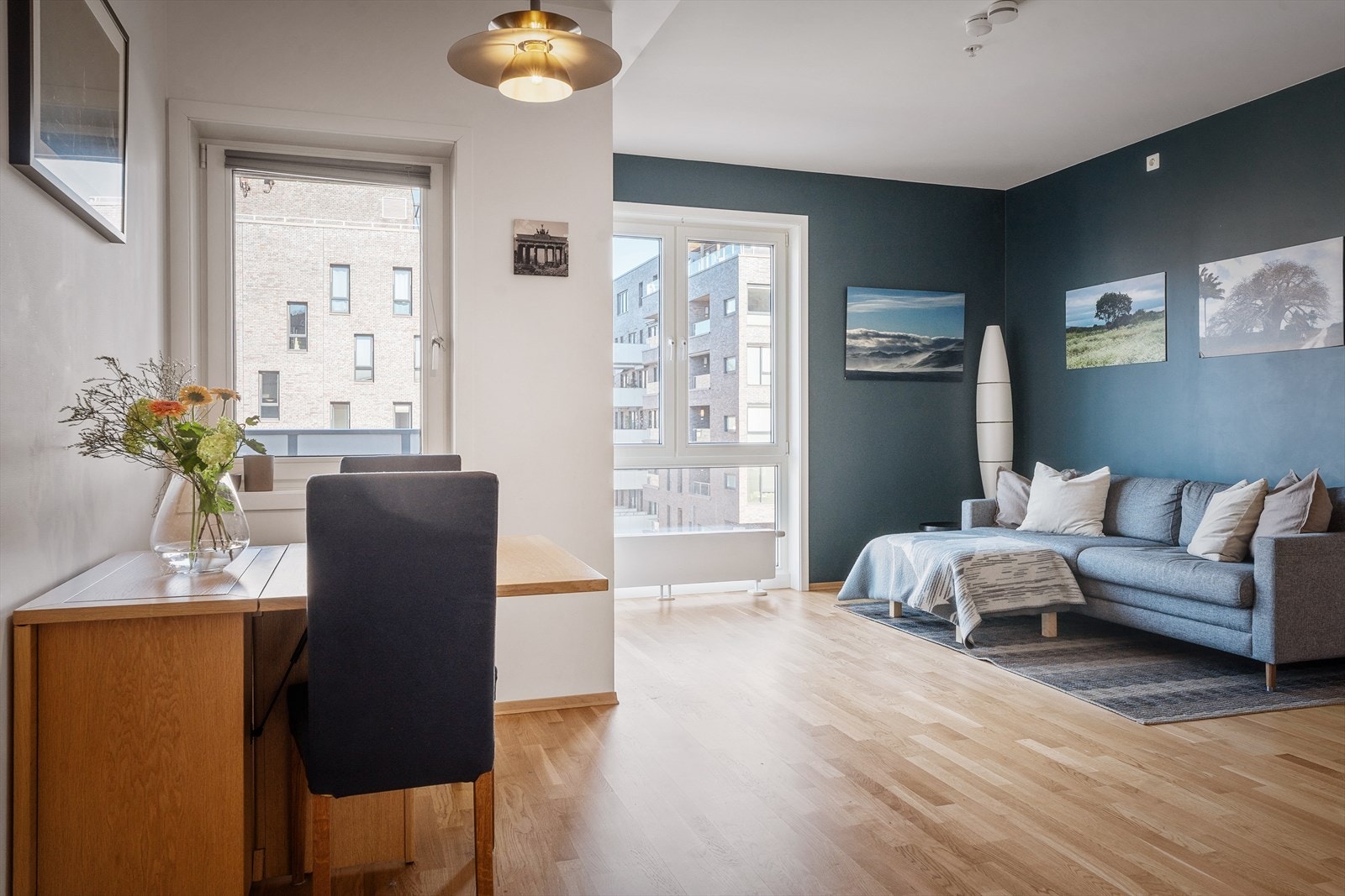 Delikat stue med god plass til sofa, tv-møbler og spisebord. Galleribilde